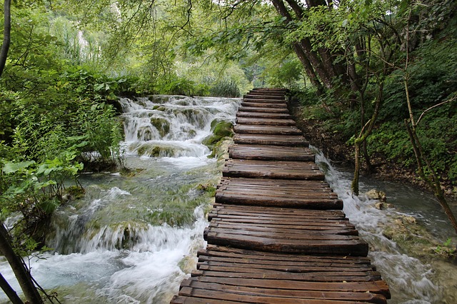 Plitvice, krásny národný park skrytý v lesoch
